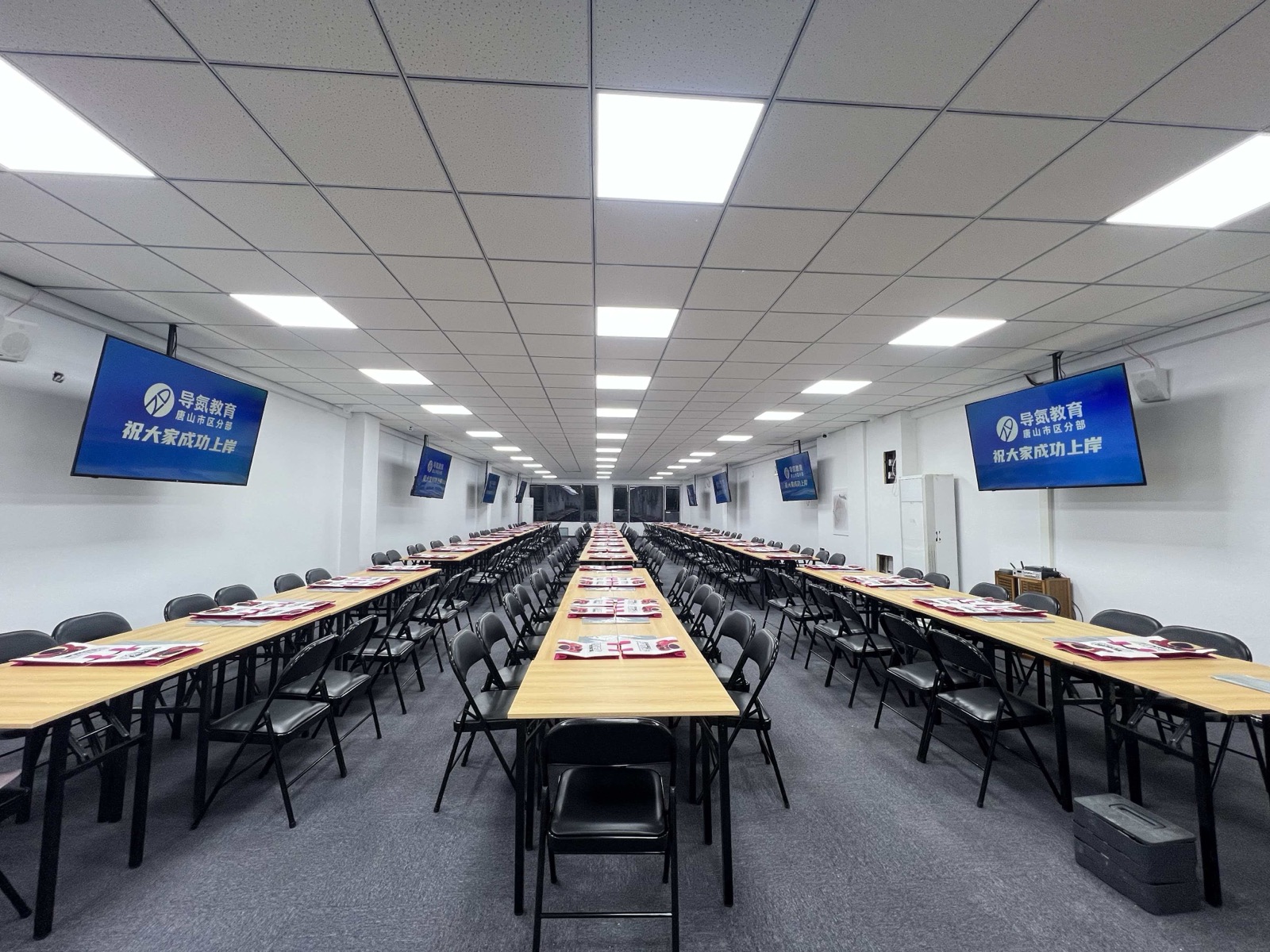 导氮教育唐山分部已经布置学习资料的线下教室